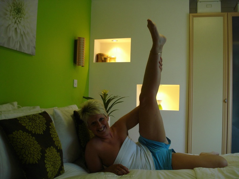 Эро снимки 50летней бабы с короткой прической из США 8 фото Эро снимки 50летней бабы с короткой прической из США 8 фото