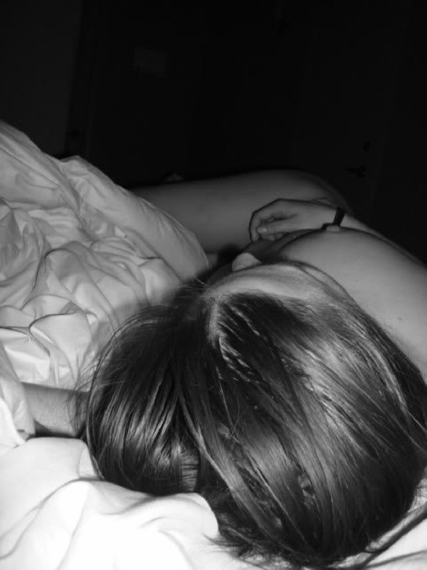 Молодая вредная девка валяется в постели ночью 7 фото Молодая вредная девка валяется в постели ночью 7 фото