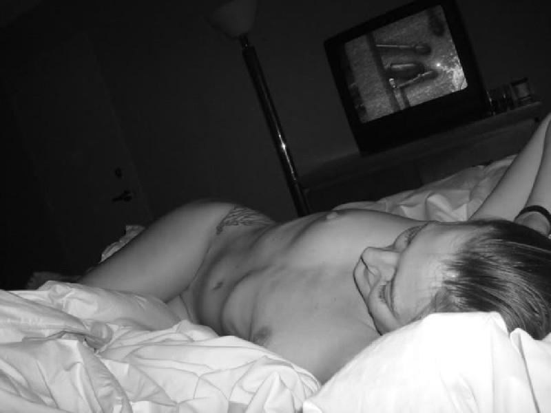 Молодая вредная девка валяется в постели ночью 8 фото Молодая вредная девка валяется в постели ночью 8 фото