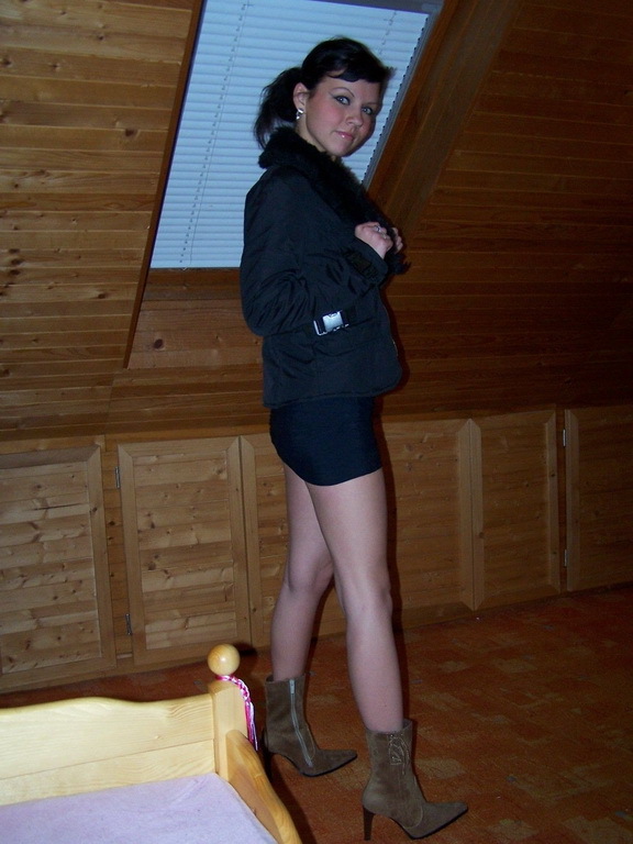 Взрослая брюнетка в длинных перчатках разделась на чердаке 1 фото Взрослая брюнетка в длинных перчатках разделась на чердаке 1 фото