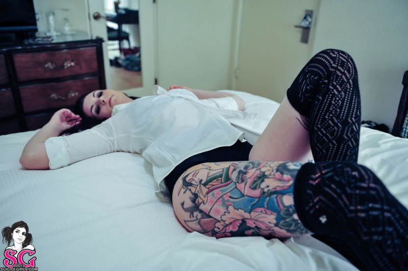 Страстная брюнетка оголяет свои формы 20 фото Страстная брюнетка оголяет свои формы 20 фото