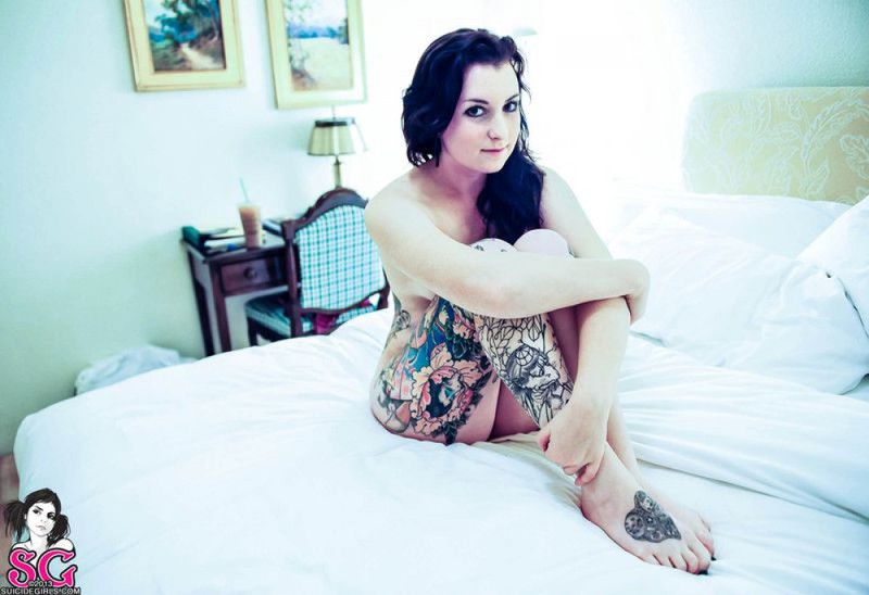 Страстная брюнетка оголяет свои формы 27 фото Страстная брюнетка оголяет свои формы 27 фото