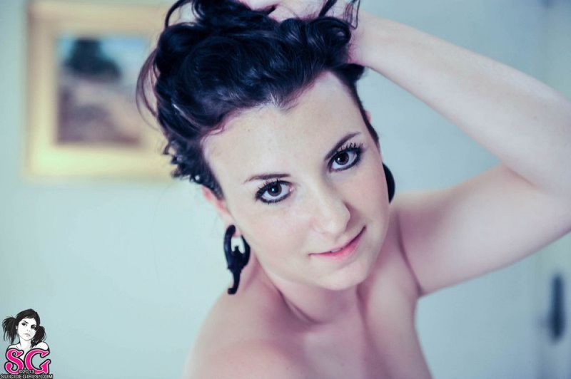 Страстная брюнетка оголяет свои формы 22 фото Страстная брюнетка оголяет свои формы 22 фото