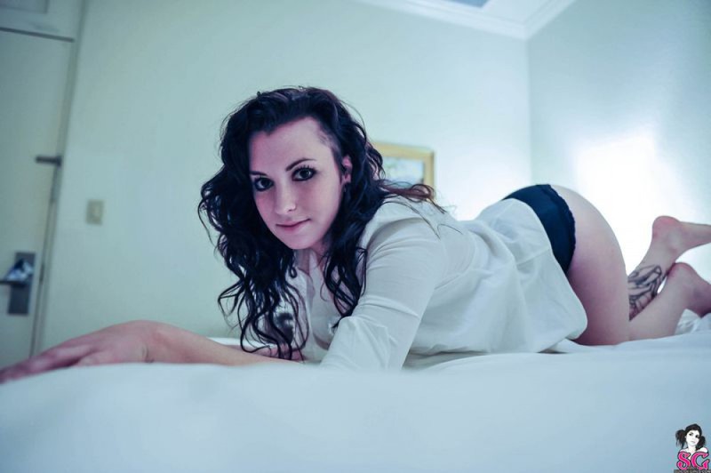 Страстная брюнетка оголяет свои формы 14 фото Страстная брюнетка оголяет свои формы 14 фото