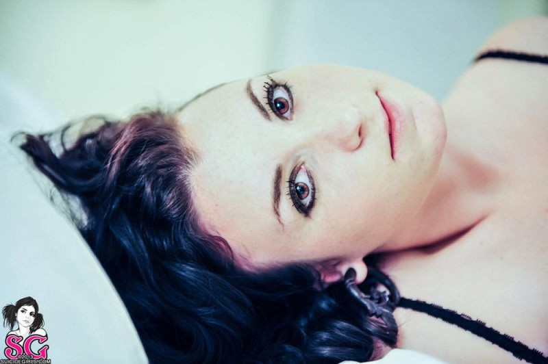 Страстная брюнетка оголяет свои формы 13 фото Страстная брюнетка оголяет свои формы 13 фото