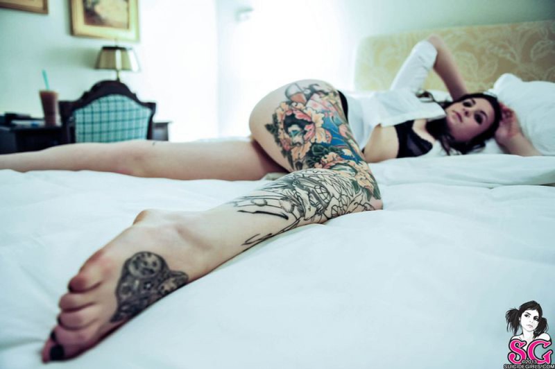 Страстная брюнетка оголяет свои формы 40 фото Страстная брюнетка оголяет свои формы 40 фото