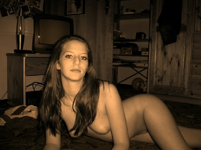 Молодая девка моется в ванной и позирует голой 10 фото Молодая девка моется в ванной и позирует голой 10 фото