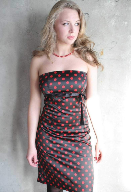 Сисястая блонда показывает груди 13 фото Сисястая блонда показывает груди 13 фото