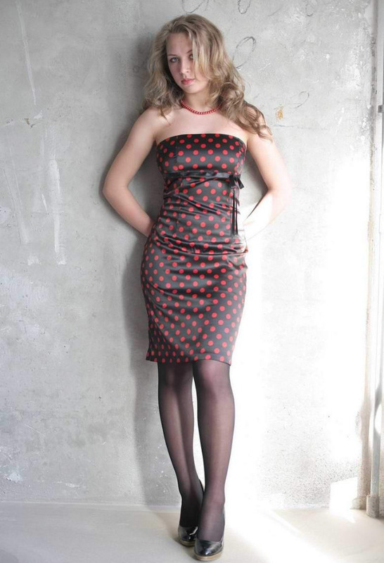 Сисястая блонда показывает груди 4 фото Сисястая блонда показывает груди 4 фото