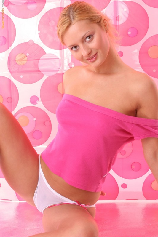 Кокетка позирует во время фотосессии на розово-белом фоне 9 фото Кокетка позирует во время фотосессии на розово-белом фоне 9 фото