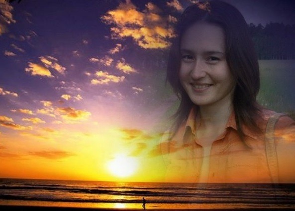 Темноволосая деваха позирует на расправленном диване 1 фото Темноволосая деваха позирует на расправленном диване 1 фото