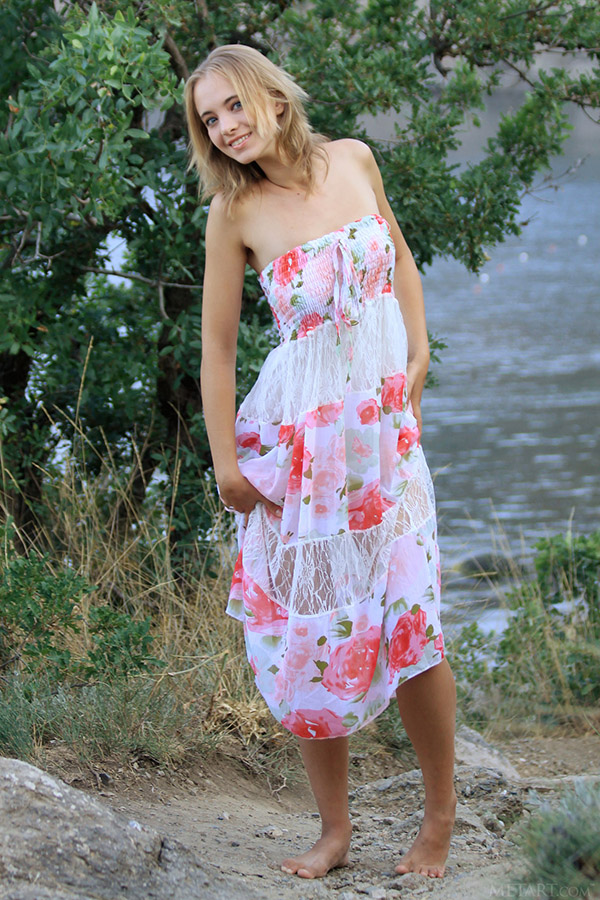 Голенькая девушка показывает пилотку на природе 1 фото Голенькая девушка показывает пилотку на природе 1 фото