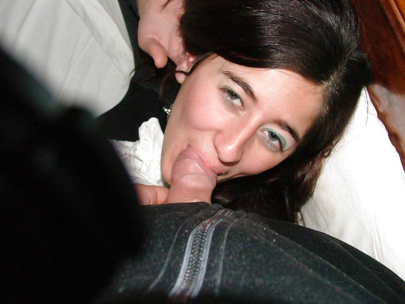 Пошлые снимки русской брюнетки с большими грудями в номере отеля 11 фото Пошлые снимки русской брюнетки с большими грудями в номере отеля 11 фото