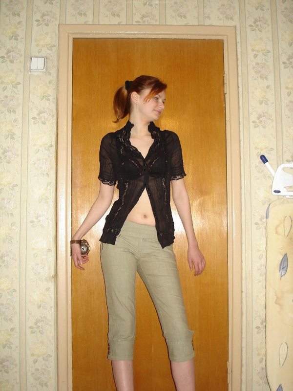 Рыжая девушка в черном белье встала раком на двухспальной кровати 21 фото Рыжая девушка в черном белье встала раком на двухспальной кровати 21 фото