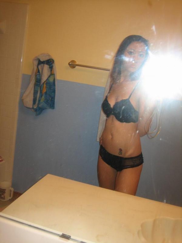 Сняла нижнее белье и показала себя голой 19 фото Сняла нижнее белье и показала себя голой 19 фото