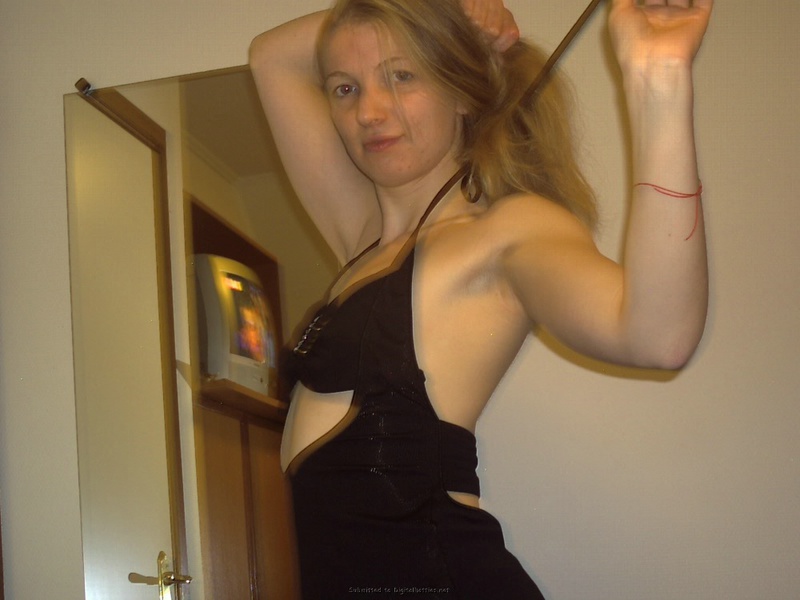 Сучка позирует голой и ощущает вибратор в анусе 1 фото Сучка позирует голой и ощущает вибратор в анусе 1 фото