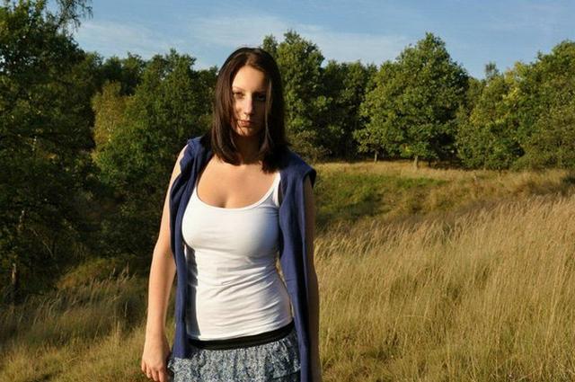 Грудастая девушка собирается позировать на свежем воздухе в поле 1 фото Грудастая девушка собирается позировать на свежем воздухе в поле 1 фото
