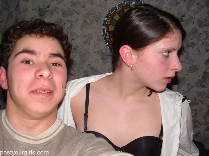 Девица стягивает трусики и дрочит писечку на кроватке 2 фото Девица стягивает трусики и дрочит писечку на кроватке 2 фото