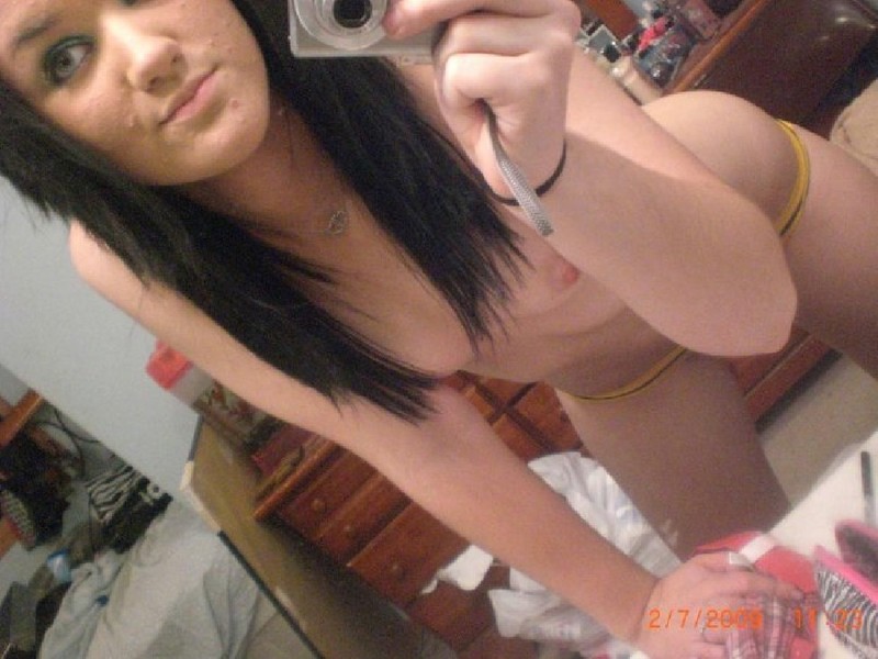 Брюнетка снимает себя голой в зеркале 5 фото Брюнетка снимает себя голой в зеркале 5 фото