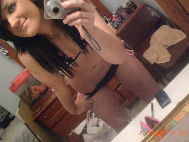 Брюнетка снимает себя голой в зеркале 3 фото Брюнетка снимает себя голой в зеркале 3 фото