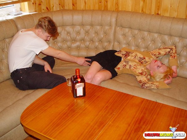 18летний парень напоил 30летнюю блондинку и трахнул на диване 5 фото 18летний парень напоил 30летнюю блондинку и трахнул на диване 5 фото