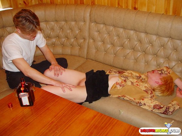 18летний парень напоил 30летнюю блондинку и трахнул на диване 8 фото 18летний парень напоил 30летнюю блондинку и трахнул на диване 8 фото