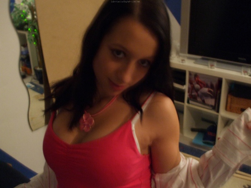 Активная брюнетка балует член губами и позирует на камеру 32 фото Активная брюнетка балует член губами и позирует на камеру 32 фото