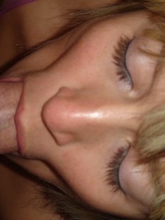 Деваха сосет фаллос партнера с закрытыми глазами