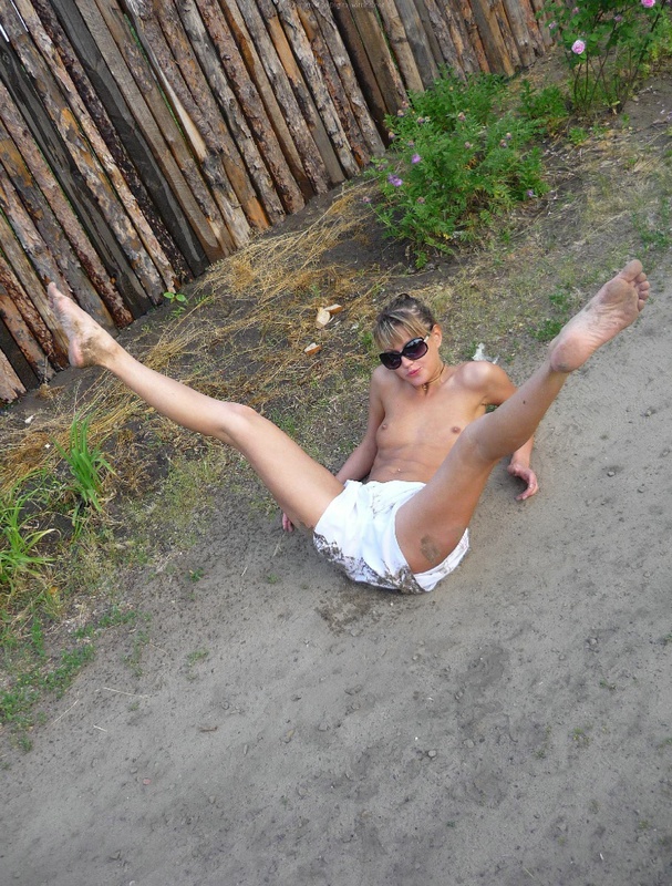 Голая девушка в тёмных очках позирует у забора 18 фото Голая девушка в тёмных очках позирует у забора 18 фото