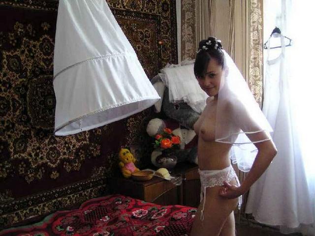 Девушки в свадебных нарядах оголили формы 9 фото Девушки в свадебных нарядах оголили формы 9 фото