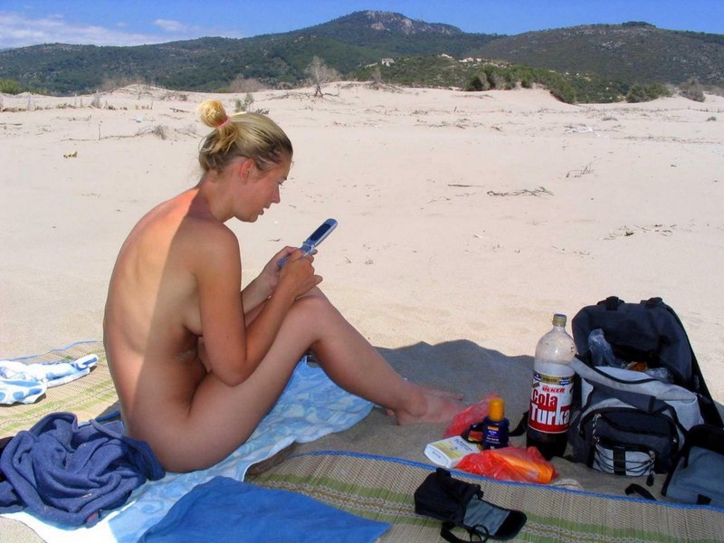 Блондинка на пляже раздвигает ноги даёт киске загореть 9 фото Блондинка на пляже раздвигает ноги даёт киске загореть 9 фото