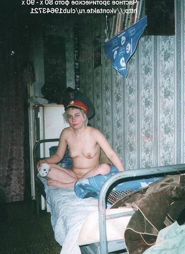 Русская телка из 90х примеряет военную фуражку 7 фото Русская телка из 90х примеряет военную фуражку 7 фото