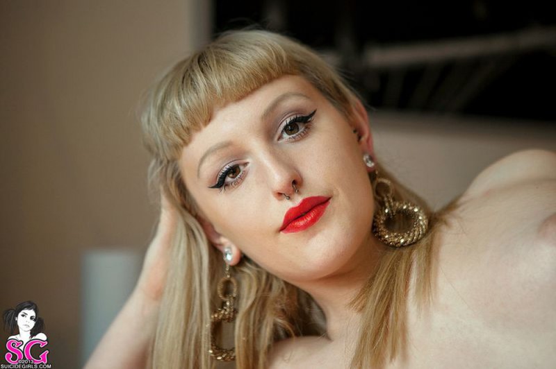 Демонстрирует свое красное нижнее белье 37 фото Демонстрирует свое красное нижнее белье 37 фото