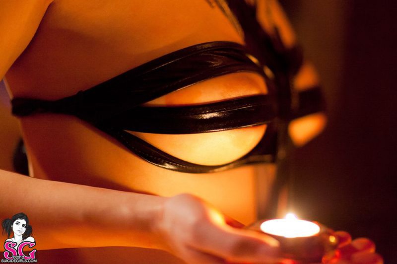 Брюнетка в длинных сапогах снимается у камина с топором и розой 32 фото Брюнетка в длинных сапогах снимается у камина с топором и розой 32 фото