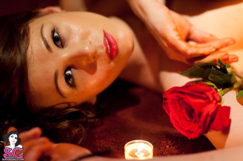 Брюнетка в длинных сапогах снимается у камина с топором и розой 27 фото Брюнетка в длинных сапогах снимается у камина с топором и розой 27 фото