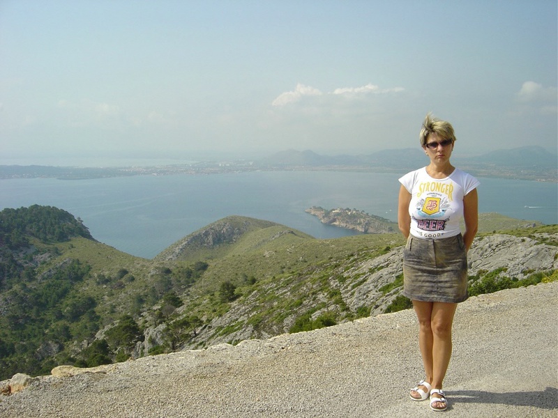 Вывалила титьки на пляже и в номере 2 фото Вывалила титьки на пляже и в номере 2 фото