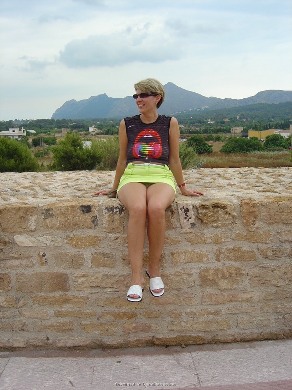 Вывалила титьки на пляже и в номере 1 фото Вывалила титьки на пляже и в номере 1 фото