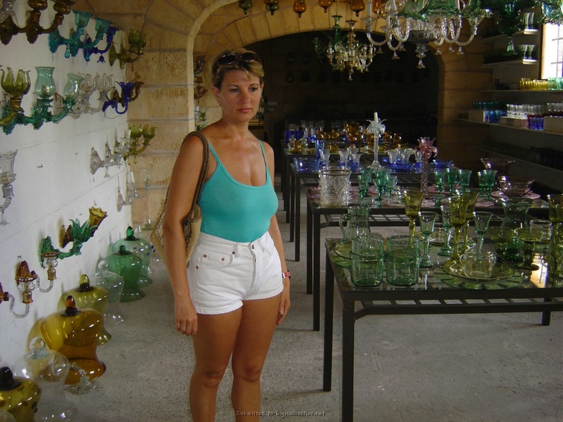 Вывалила титьки на пляже и в номере 3 фото Вывалила титьки на пляже и в номере 3 фото