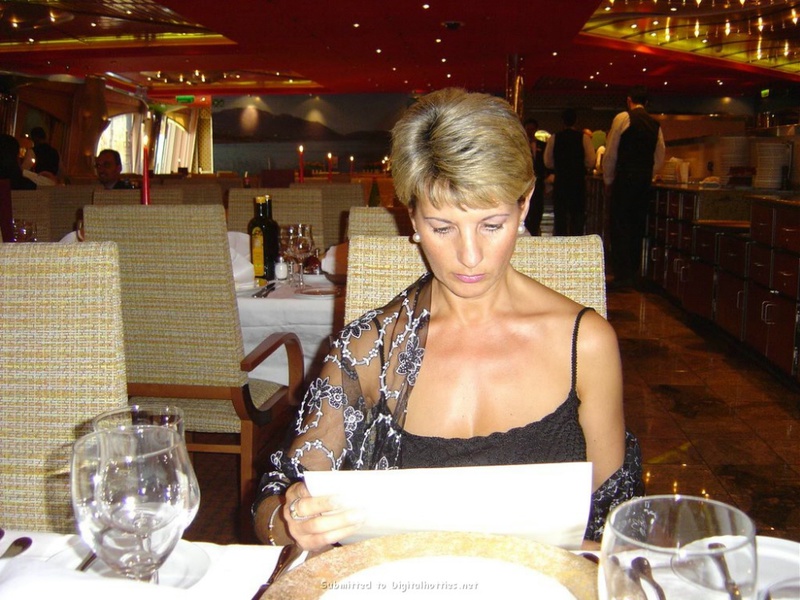 Вывалила титьки на пляже и в номере 13 фото Вывалила титьки на пляже и в номере 13 фото