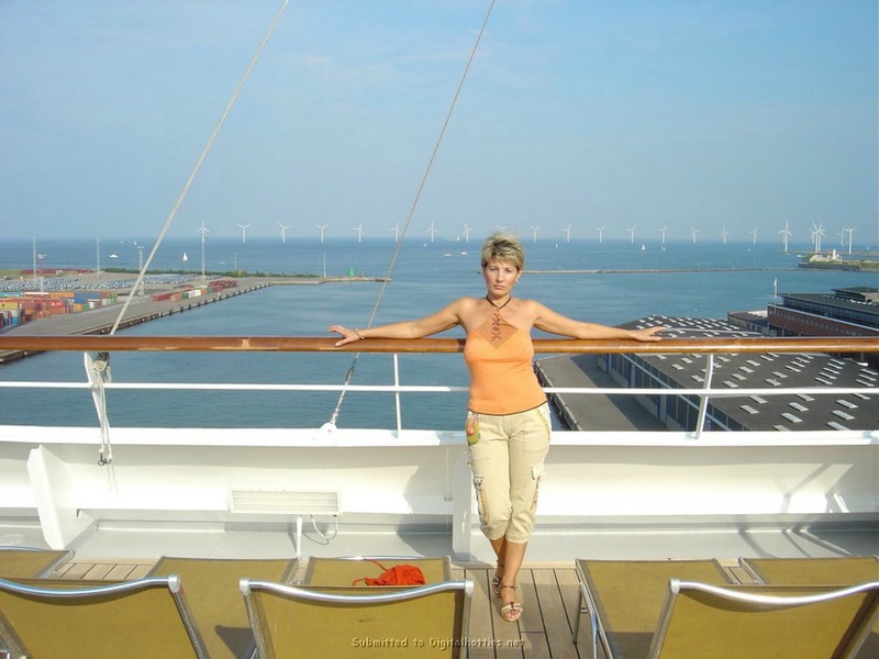 Вывалила титьки на пляже и в номере 12 фото Вывалила титьки на пляже и в номере 12 фото