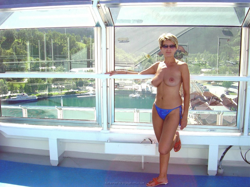 Вывалила титьки на пляже и в номере 16 фото Вывалила титьки на пляже и в номере 16 фото