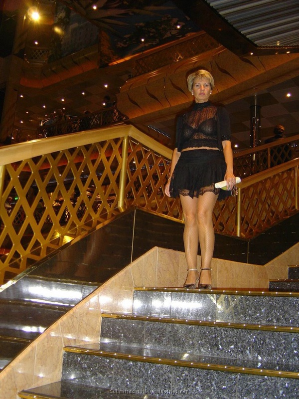 Вывалила титьки на пляже и в номере 15 фото Вывалила титьки на пляже и в номере 15 фото