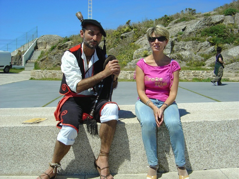 Вывалила титьки на пляже и в номере 21 фото Вывалила титьки на пляже и в номере 21 фото