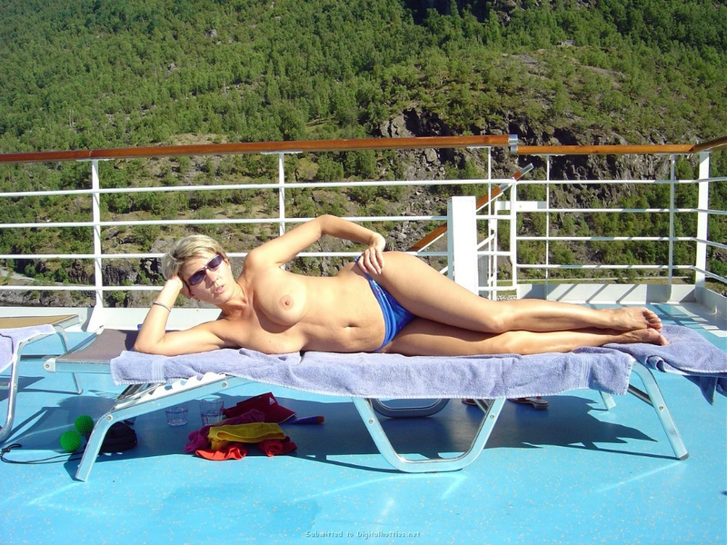 Вывалила титьки на пляже и в номере 18 фото Вывалила титьки на пляже и в номере 18 фото