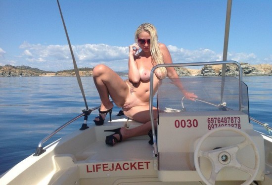 Белокурая туристка разделась на палубе яхты 3 фото Белокурая туристка разделась на палубе яхты 3 фото