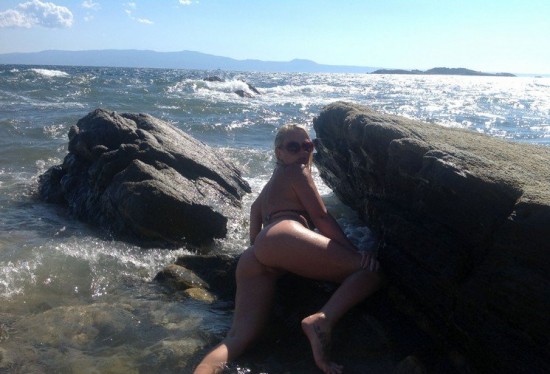 Белокурая туристка разделась на палубе яхты 7 фото Белокурая туристка разделась на палубе яхты 7 фото