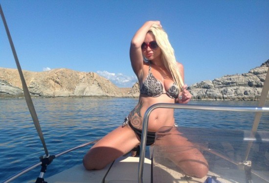 Белокурая туристка разделась на палубе яхты 6 фото Белокурая туристка разделась на палубе яхты 6 фото