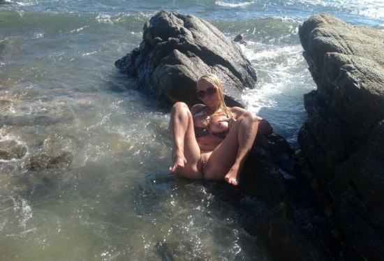 Белокурая туристка разделась на палубе яхты 8 фото Белокурая туристка разделась на палубе яхты 8 фото