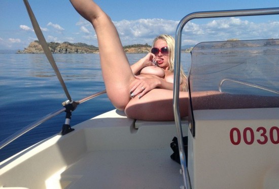 Белокурая туристка разделась на палубе яхты 9 фото Белокурая туристка разделась на палубе яхты 9 фото