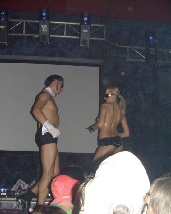 Белокурая туристка разделась на палубе яхты 16 фото Белокурая туристка разделась на палубе яхты 16 фото